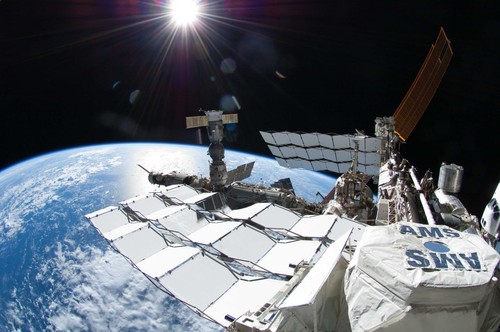 El AMS, reconocible por las siglas en su exterior, instalado en la Estación Espacial Internacional. Foto: NASA