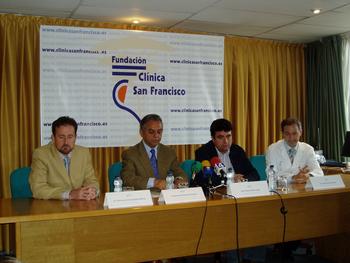 De izquierda a derecha, el director del Banco de Tejidos, Javier Iglesias, junto a Bernardo Armando Camacho y otros responsables de la Fundación Clínica San Francisco