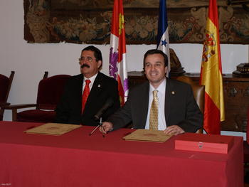 José Manuel Zelaya y José Ramón Alonso, momentos antes de la firma