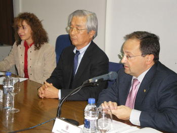 El Premio Príncipe de Asturias 2008 de Investigación Científica junto a al rector de la Universidad de Valladolid y a la profesora Mª José López Santo Domingo.