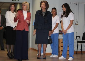 La directora del CRE de Alzhéimer muestra a la Reina las instalaciones.