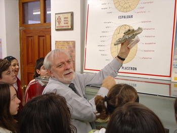 Emiliano Jiménez muestra a los escolares uno de los fósiles