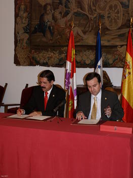 Zelaya y Alonso firman el convenio