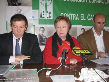 El doctor Hernández, a la derecha, junto a la presidenta de la AECC en Ávila y al neumólogo Jesús Hernández.