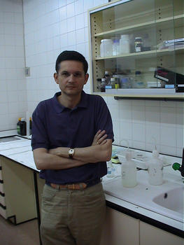 Rogelio González en su laboratorio