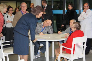 La Reina Sofía conversa con pacientes de alzhéimer.