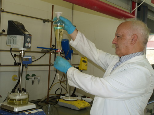 Jorge Cuéllar trabajando en el laboratorio.