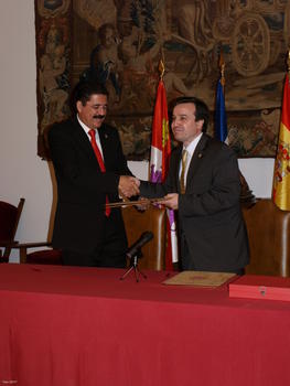 El presidente de Honduras y el rector de la Universidad de Salamanca, tras la firma del convenio