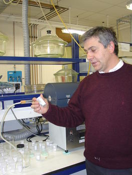 Francisco Labajos en el laboratorio