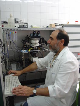 Javier Yajeya preparando la observación a través del microscopio