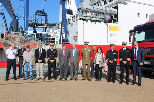 Autoridades presentes para despedir el buque./ CSIC.
