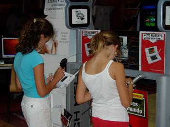 Dos niñas prueban las prestaciones de la nueva consola de Nintendo