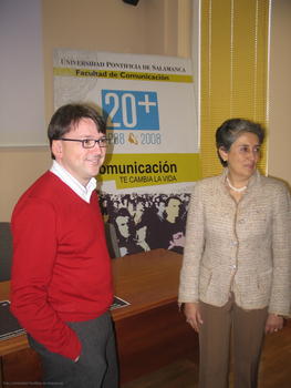 Juan Ramón Martín, junto a la decana de Comunicación, Ana Lucía Echeverri.