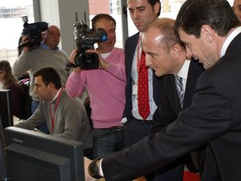 Miguel Sebastián, ministro de Industria (segundo por la derecha), mira un monitor de Inteco.