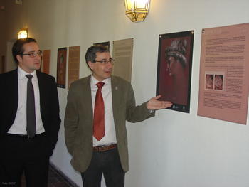 Juan Manuel Corchado y José Ángel Domínguez observan el panel sobre la matemática Hipatia.