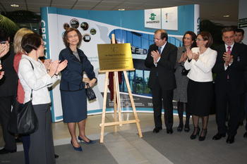 La Reina descubre una placa conmemorativa de su visita al Centro de Alzhéimer de Salamanca.