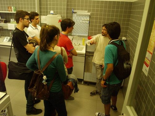 Alumnos en un laboratorio del IBFG.