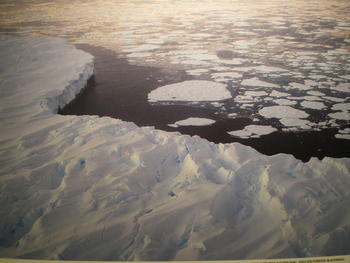 Icebergs rodeados de témpanos de hielo a la deriva en la Antártida. 
