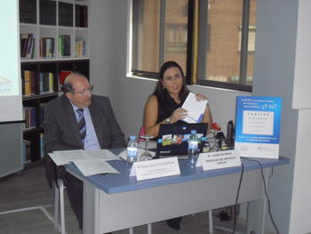Ignacio Javier Ferreira, decano-presidente del Colegio de Ópticos-Optometristas de Castilla León y Laura Yñigo, del Instituto Varilux, presentan el estudio.