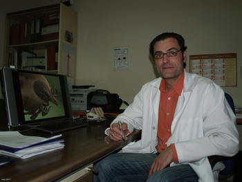 El científico de la Universidad de Salamanca Pedro Fernández Soto, en su despacho