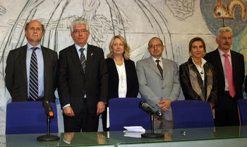 Representantes del equipo de gobierno de la Universidad de León y de la multinacional tecnológica Indra.