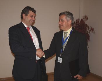 Antonio López Farré y José María Villalón se saludan.