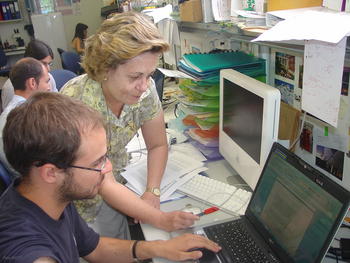 María Dolores Rodríguez, junto a un miembro de su grupo de investigación.