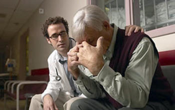Un médico apoya a un paciente (FOTO: MINSA).