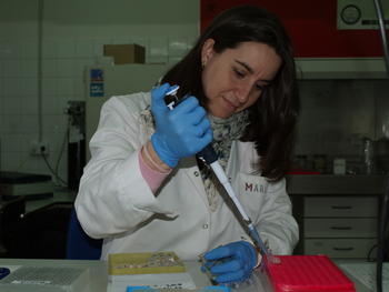 Una investigadora trabaja en el laboratorio de Parasitología del IRNASA.