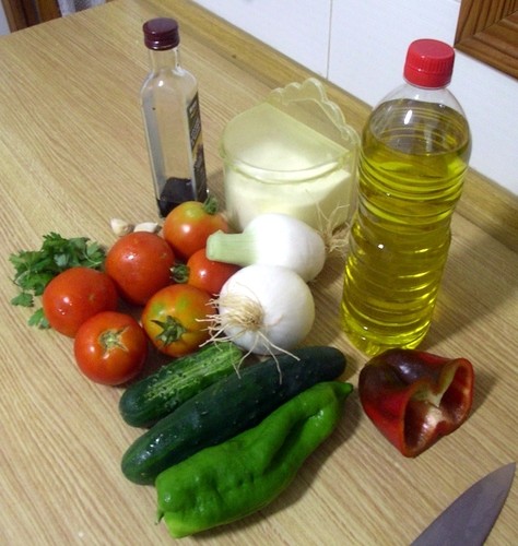 Verduras, aceite de oliva y otros productos asociados a la dieta mediterránea. Foto: Wikipedia.