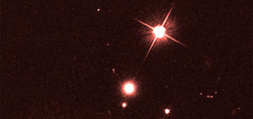 En esta composición detallada se puede ver arriba, y más brillante, una estrella, y abajo de ella, un cúmulo de estrellas. FOTO: UC.