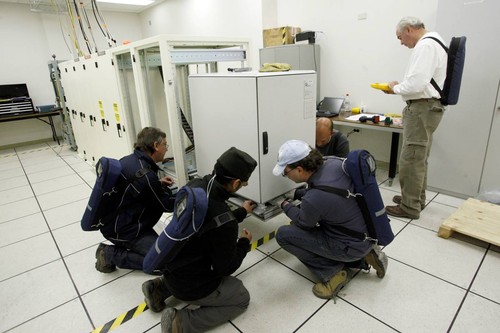 os científicos terminan la instalación del nuevo máser de hidrógeno de ALMA. Crédito: ALMA (ESO/NAOJ/NRAO), C. Padilla.
