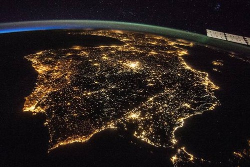 Iluminación artificial de la Península ibérica vista desde la Estación Espacial Internacional. Fuente: NASA.