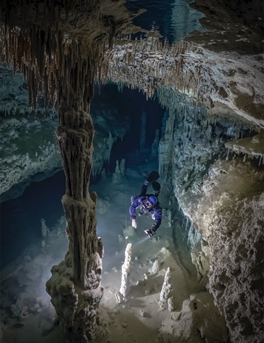 Cueva sumergida en Yucatán. Natalie Gibb/Under the Jungle.