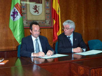 José Luis Fuentes-Cantillana, director de la Asociación para la Investigación y Desarrollo Industrial de los Recursos Naturales (Aitemin), a la izquierda, y José Ángel Hermida, rector de la Universidad de León.