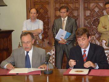 Enrique Battaner e Ignacio Martí en el momento de la firma del acuerdo