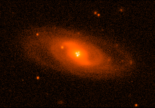 Galaxia espiral que hace de lente gravitatoria. Foto: Mediavilla et al.