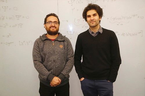 Felipe Barra y Óscar Paredes, investigadores posdoctorales del Núcleo Milenio Física de la Materia Activa.
