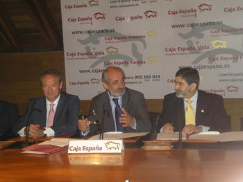 El director general de Caja España, Ignacio Lagartos; el presidente de Caja España, Santos Llamas y el rector de la ULE, Ángel Penas.