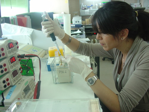 Una investigadora, en el laboratorio de Microbiología.
