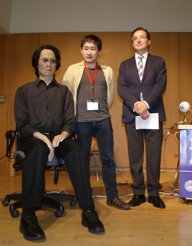 El robot Geminoid HI-4, Kohei Ogawa y Juan Manuel Corchado.