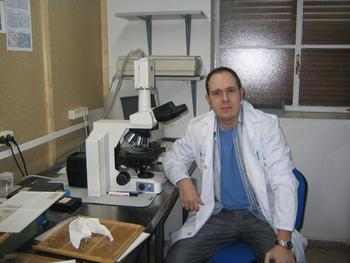 Juan Parra Cáceres, en su laboratorio