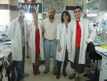 Pedro San Segundo, en el centro, junto con su equipo de investigación.