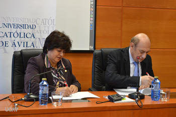 Gonzalo Echagüe y María del Rosario Sáez Yuguero suscriben el acuerdo.