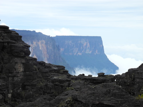 Cerca del límite oeste de la cima del Roraima se pueden contemplar los tepuis Kukenán (delante) y Yuruaní. (Foto: Elisabet Safont 2012.)
