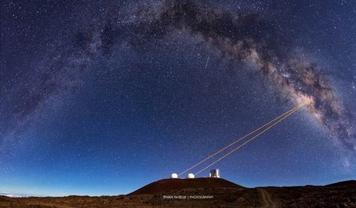 Los láseres de los dos telescopios Keck (Hawaii), propagándose en dirección al centro galáctico. / ETHAN TWEEDIE.