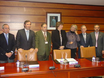 La consejera de Medio Ambiente, María Jesús Ruiz (centro), junto a los responsables de las diputaciones de Valladolid, Ávila, Burgos, Salamanca, Segovia y Soria.