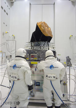 Dos científicos de la ESA operan con el satélite Planck.