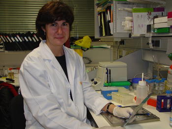 María José Caloca en el laboratorio