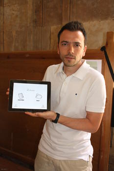 El profesor Francisco José Álvarez García muestra la aplicación iEduca.
